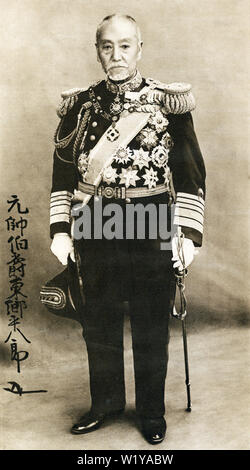 [ 1930 Giappone - Heihachiro Togo ] - Ritratto formale di ammiraglio della flotta di Imperiale Marina Giapponese, Heihachiro Togo (東郷平八郎, 1848-1934). Poster pubblicato da Osaka Mainichi Shimbun il Ago 5, 1934 Showa (9), un paio di mesi dopo l'ammiraglio della morte il 30 maggio. Il Togo è uno del Giappone e dei suoi più grandi eroi della marina, coniato il "Nelson dell'Est' da giornalisti occidentali. Egli è stato strumentale nel distruggere il russo della flotta del Baltico alla battaglia di Tsushima nel 1905 durante la guerra Russo-Giapponese (1904-1905). Xx secolo stampa vintage. Foto Stock