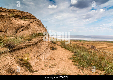 Vista del lago salato Baskunchak dal lato della montagna grande Bogd. Unica formazione naturale nella steppa. La Russia. Regione di Astrakhan. Foto Stock