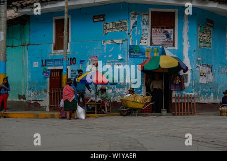 Chavín de Huantar, Ancash / Perù - 11. Giugno, 2016: i negozianti e i locali mill intorno al deposito locale della drogheria a Chavín de Huantar Foto Stock