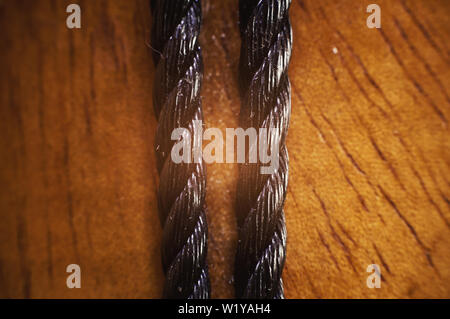 Vista ingrandita di djembe corde, corpo in legno in background. Foto Stock