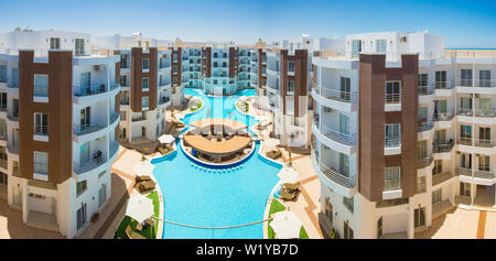 Panoramica vista aerea della grande piscina con bar a un lusso tropical hotel apartment resort Foto Stock