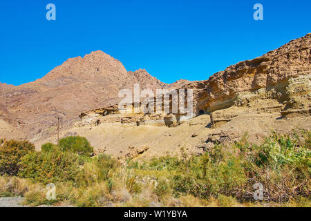 Il colorato paesaggio roccioso di Karkas montagne nella provincia di Isfahan, Abyaneh village, l'Iran. Foto Stock