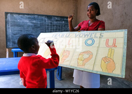 Insegnamento della lingua dei segni per i bambini sordi nella Mwenge scuola primaria, Mbeya, Africa --- Unterricht in Gebärdensprache für gehörlose Kinder in der Mwenge scuola primaria, Mbeya, Africa Foto Stock