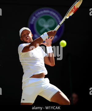 Jay Clarke in azione il giorno 4 di campionati di Wimbledon al All England Lawn Tennis e Croquet Club, Wimbledon. Foto Stock