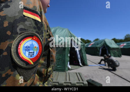 Feldkirchen, Germania. 04 Luglio, 2019. I soldati del popolo cinese della Esercito di liberazione a configurare i loro medical tende. Medical soldati del popolo cinese della Esercito di Liberazione hanno avviato un esercizio con la Bundeswehr in Baviera. Fino al 17 luglio, lo scenario di una comune missione ONU saranno addestrati a Feldkirchen, Bassa Baviera. Credito: Armin Weigel/dpa/Alamy Live News Foto Stock