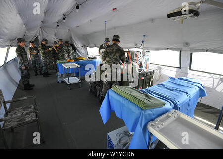 Feldkirchen, Germania. 04 Luglio, 2019. I soldati del popolo cinese della Esercito di Liberazione impostare un'unità di terapia intensiva in un mobile centro di salvataggio. Medical soldati del popolo cinese della Esercito di Liberazione hanno avviato un esercizio con la Bundeswehr in Baviera. Fino al 17 luglio, lo scenario di una comune missione ONU saranno addestrati a Feldkirchen, Bassa Baviera. Credito: Armin Weigel/dpa/Alamy Live News Foto Stock