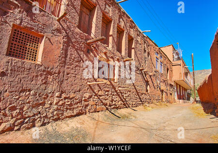 Il vecchio edificio, creato della tradizionale per il villaggio di Abyaneh materiali costruttivi - pietre, mattoni di fango e argilla rossastra con supporti di legno, Iran. Foto Stock