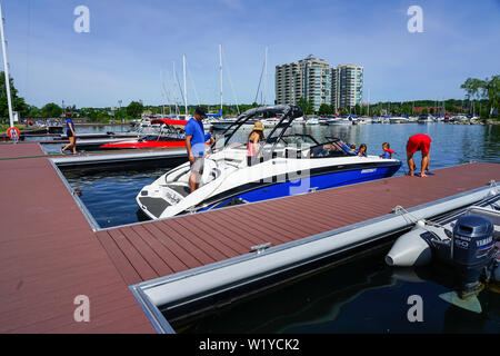 Barrie, Ontario, Canada, città nel nord di Ontario, il lago Simcoe, Kempenfelt Bay, con un sacco di barche e condomini sul lago. Foto Stock