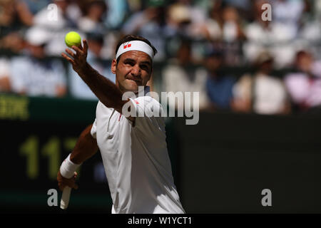 Londra, Inghilterra - Luglio 04: Roger Federer in azione durante i suoi uomini Singoli Secondo turno match on durante il giorno quattro dei campionati - Wimbledon 2019 a tutti i England Lawn Tennis e Croquet Club sulla luglio 04, 2019 a Londra, Inghilterra. Foto Stock