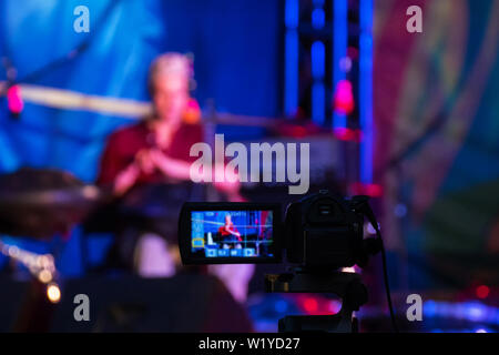 La registrazione con videocamera concerto all'aperto Foto Stock