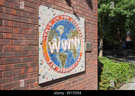 Pannello commemorativo in ceramica dell'artista sue Edkins a Sir Tim Berners-Lee, scienziato informatico e inventore del WWW, fuori dalla biblioteca Sheen nel SW di Londra. Foto Stock