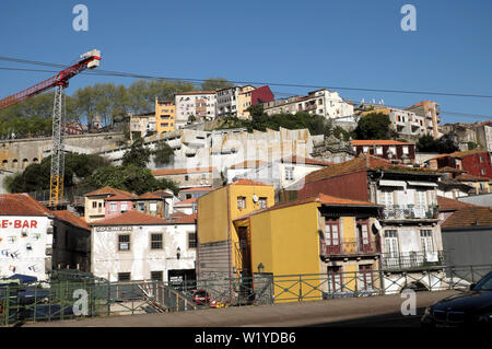Vista di case e appartamenti sulle colline di fronte R. Nova da Alfândega edificio doganale nel porto Oporto portogallo Europa KATHY DEWITT Foto Stock