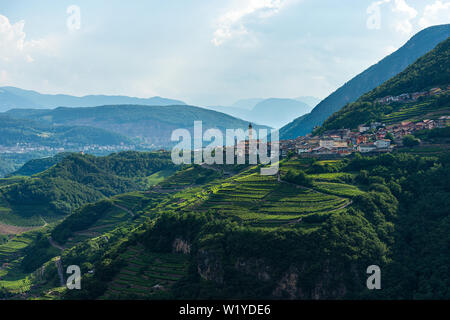 Piccolo villaggio di Faver, famosa per la produzione di vino. Alpi italiane, Valle di Cembra, Provincia di Trento, Trentino Alto Adige, Italia, Europa Foto Stock