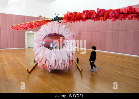 Un bambino incantato dalla LILICOPTÈRE Joana Vasconcelos rosa sfumato in elicottero di lusso al Museo Serralves di Porto Oporto portogallo Europa KATHY DEWITT Foto Stock