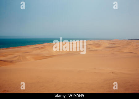 Dune di sabbia sulla costa dello scheletro, Namibia Foto Stock