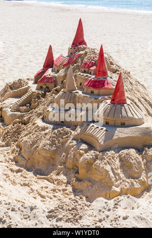 Elaborata scultura del castello di sabbia sulla spiaggia di Durley Chine a Bournemouth, Dorset UK nel mese di luglio - Castello di Hogwarts da Harry Potter nella sabbia Foto Stock