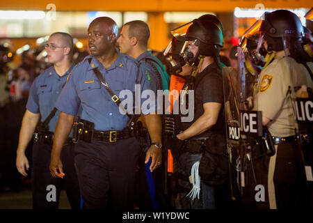 Capitano Ronald Johnson del Missouri State Highway Patrol passeggiate e colloqui con i manifestanti in un tentativo di calmare le tensioni dopo i disordini e proteste dopo l uccisione di Michael Brown. Foto Stock