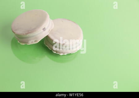 Torte al cioccolato e dulce de leche, tipici in Argentina. chiamato Alfajores Foto Stock