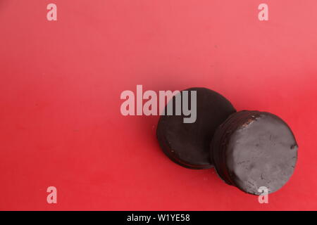 Torte al cioccolato e dulce de leche, tipici in Argentina. chiamato Alfajores Foto Stock