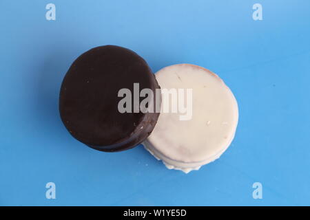 Torte al cioccolato e dulce de leche, tipici in Argentina. chiamato Alfajores Foto Stock