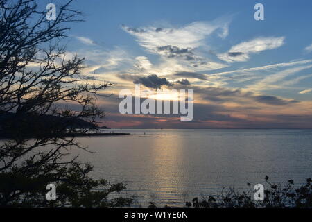 Dopo le piogge di fine in un giorno di pioggia a Sandy Hook, New Jersey, bello e colorato tramonti sono rivelato -01 Foto Stock