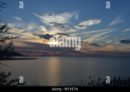 Dopo le piogge di fine in un giorno di pioggia a Sandy Hook, New Jersey, bello e colorato tramonti sono rivelato -02 Foto Stock