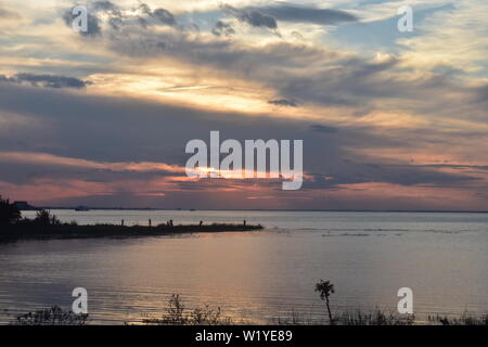 Dopo le piogge di fine in un giorno di pioggia a Sandy Hook, New Jersey, bello e colorato tramonti sono rivelato -03 Foto Stock