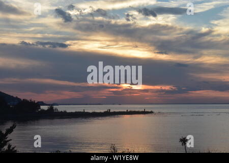 Dopo le piogge di fine in un giorno di pioggia a Sandy Hook, New Jersey, bello e colorato tramonti sono rivelato -04 Foto Stock