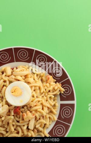 Fideua piatto tipico spagnolo food composta di pasta, pesce e frutti di mare Foto Stock