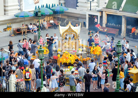 Bangkok-Thailand Jan 18 2018: la gente e i turisti in viaggio per molti flat rendere omaggio al Santuario di Erawan sulla vista superiore, Bangkok, Thailandia Foto Stock