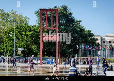 Sedia rotta una monumentale scultura in legno dall'artista svizzero Daniel Berset, costruito da falegname Louis Genève, Ginevra, Svizzera Foto Stock