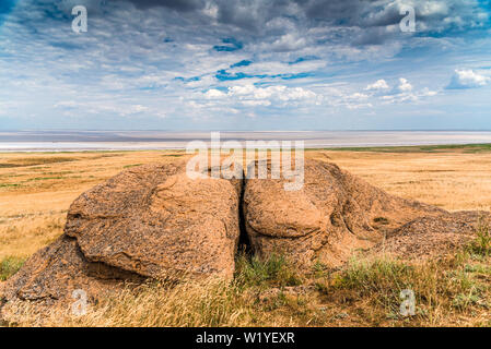 Vista delle bizzarre formazioni di arenaria che assomiglia natiche umana. Fenomeni naturali unici in prossimità del lago salato Baskunchak e m Foto Stock