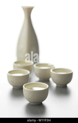 Tradizionale sake Giapponese set, bottiglia e tazze Foto Stock