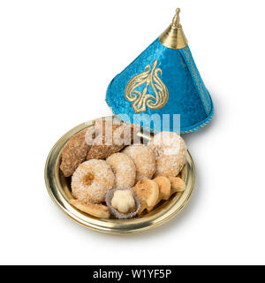 Tradizionale festa marocchina i cookie in un festoso tajine di metallo isolato su sfondo bianco Foto Stock