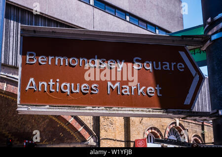 Bermondsey Square Antiques Market street segno, Borough di Southwark, Londra, Inghilterra, Regno Unito. Foto Stock