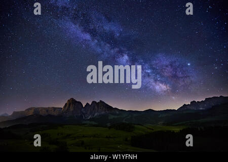 Via Lattea oltre Alpe di Siusi nelle Dolomiti, Italia Foto Stock