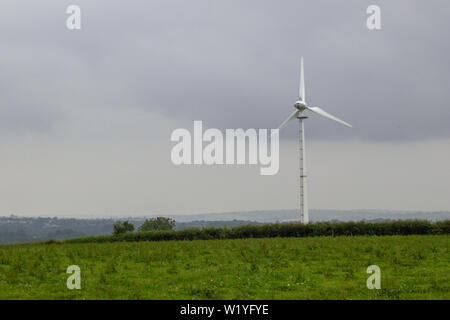 Solitario della turbina eolica sulla cima di una collina in Pembrokeshire, Galles Foto Stock