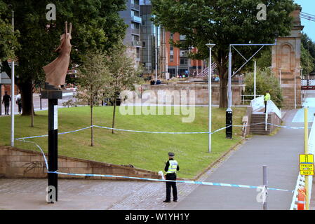 Glasgow, Scotland, Regno Unito 4 Luglio, 2019.Euro Hostel fiume suicidio rissa ha portato alla polizia cordoning off l'ostello e la passerella di Clyde dal South Portland Street ponte di sospensione e il la passionata guerra civile spagnola statua famosa per le sue migliori "morire in piedi che vivere per sempre sulle tue ginocchia" Citazione: Gerard Ferry/ Alamy Live News Foto Stock