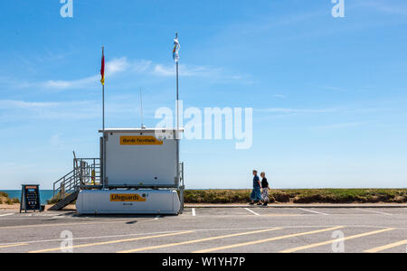 Claycastle, Youghal, Cork, Irlanda. 04 Luglio, 2019. Due donne prendono una passeggiata nel pomeriggio nel sole splendente, sul fronte spiaggia in Claycastle, Youghal, Cork, Irlanda. Credito: David Creedon/Alamy Live News Foto Stock