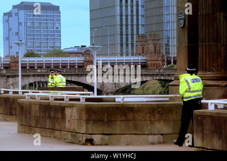 Glasgow, Scotland, Regno Unito 4 Luglio, 2019.Euro Hostel fiume suicidio rissa ha portato alla polizia cordoning off l'ostello e la passerella di Clyde dal South Portland Street ponte di sospensione e il la passionata guerra civile spagnola statua famosa per le sue migliori "morire in piedi che vivere per sempre sulle tue ginocchia" Citazione: Gerard Ferry/ Alamy Live News Foto Stock