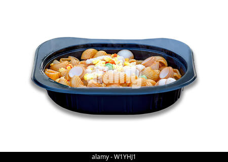 Maccheroni fritto con salsa di pomodoro e l'uovo in una tazza di nero su uno sfondo bianco con percorso di clipping. Foto Stock