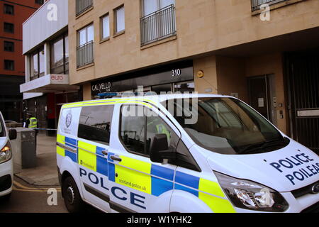 Glasgow, Scotland, Regno Unito 4 Luglio, 2019.Euro Hostel fiume suicidio rissa ha portato alla polizia cordoning off l'ostello e la passerella di Clyde dal South Portland Street ponte di sospensione e il la passionata guerra civile spagnola statua famosa per le sue migliori "morire in piedi che vivere per sempre sulle tue ginocchia" Citazione: Gerard Ferry/ Alamy Live News Foto Stock