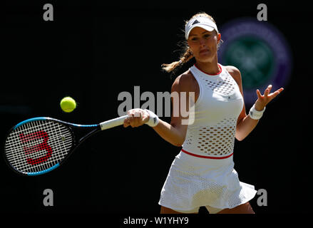 Londra, Gran Bretagna. 4 Luglio, 2019. Kristina Mladenovic di Francia compete durante le Donne Singoli Secondo turno corrispondono a Petra KVITOVA della Repubblica ceca al 2019 Wimbledon Tennis Championships di Londra, Gran Bretagna, dal 4 luglio 2019. Credito: Han Yan/Xinhua/Alamy Live News Foto Stock