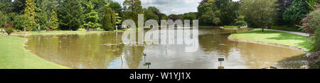 Burnby Hall Gardens Pocklington East Yorkshire, immagine Panoramica che mostra il lavoro di restauro completato sul lago principale nel 2019. Foto Stock