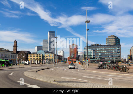 Street view e architettura moderna in Malmo, la terza città più grande in Svezia Foto Stock