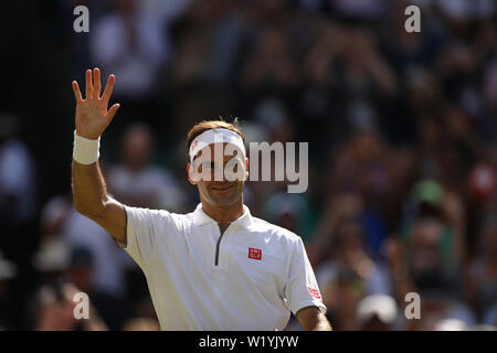 Londra, Inghilterra - Luglio 04: Roger Federer in azione durante i suoi uomini Singoli Secondo turno match on durante il giorno quattro dei campionati - Wimbledon 2019 a tutti i England Lawn Tennis e Croquet Club sulla luglio 04, 2019 a Londra, Inghilterra. Foto Stock