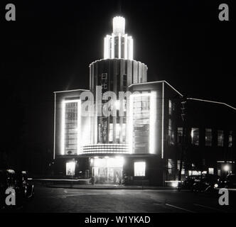 [ 1930 Giappone - Hibiya Movie Theater di Tokyo ] - Un illuminato la figa Hibiya Gekijo (Hibiya Movie Theater) a Yurakucho, Chiyodaku, Tokyo nel maggio 1934 (Showa 9). Progettato da Mikishi Abe (1883-1965) e gestiti da Toho Co. Ltd., l'edificio è stato inaugurato il 1 febbraio 1934. Così questa foto mostra il teatro molto poco dopo il suo completamento. È stato chiuso nel 1984 Showa (59). Xx secolo vintage vetrino di vetro. Foto Stock