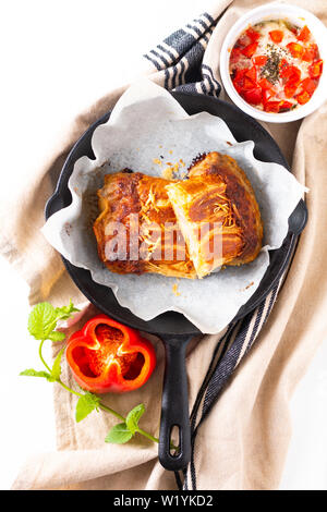 Concetto di alimenti freschi di forno prosciutto artigianale torta di formaggio in una padella di ferro con spazio di copia Foto Stock