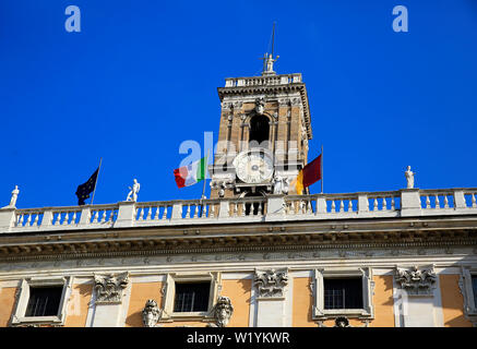 Palazzo Senatorio in Piazza del Campidoglio, sulla sommità del colle capitolino con il Vaticano, Italiana e la bandiera europea in Roma, Italia Foto Stock