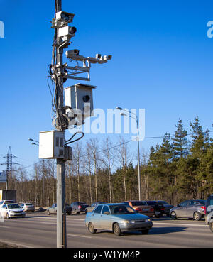 Voronezh, Russia - 13 Marzo 2019: le telecamere di vari sistemi di controllo su strada Foto Stock